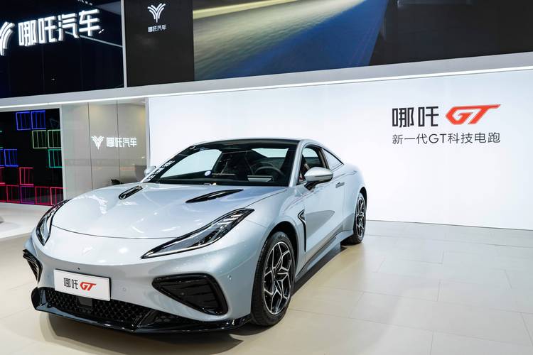 惠州38哪吒汽车在智能汽车领域的表现，领途汽车在新能源汽车市场中的影响力